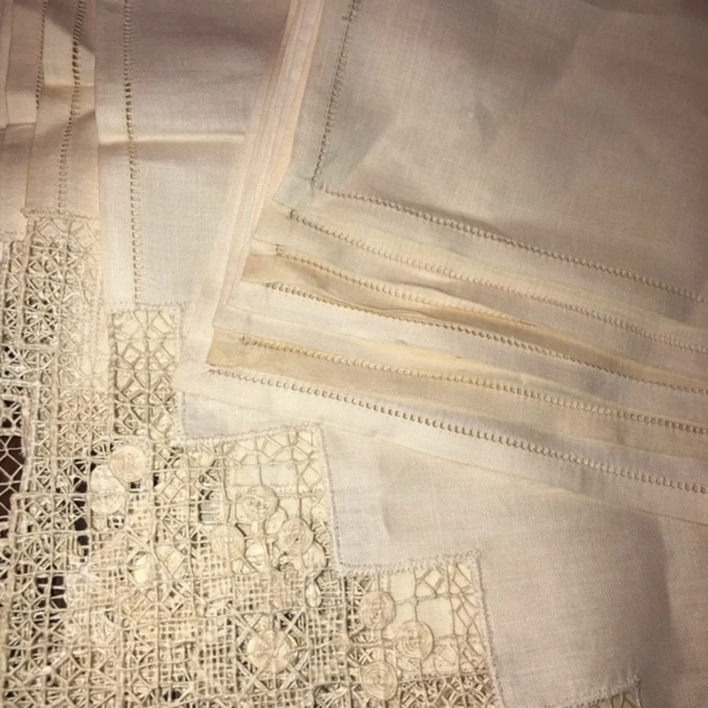 NEW set of 7 unused vintage linen lace trimmed napkins